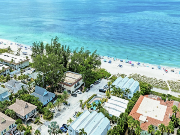 On Beach One Bedroom Condo with Communal Pool in Holmes Beach